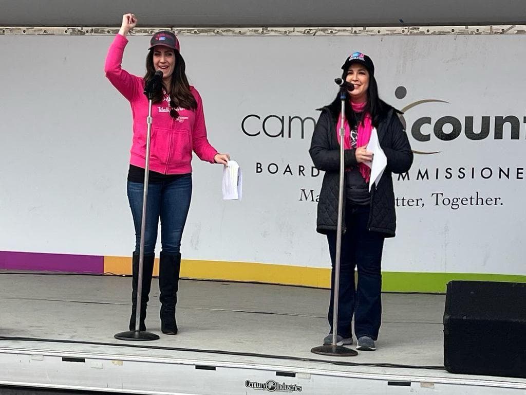 En las últimas dos décadas, las caminatas no competitivas de 3 a 5 millas se han convertido colectivamente en el movimiento contra el cáncer de mama más grande e impactante del país. 
<b>Ilia</b> y 
<b>Ginna</b> animan a las participantes durante el inicio de la caminata que tuvo lugar en el Estadio Jack Curtis en Pennsauken, Nueva Jersey.