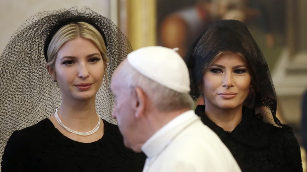 Por qué Ivanka y Melania Trump fueron de negro y con velo a visitar al papa Francisco