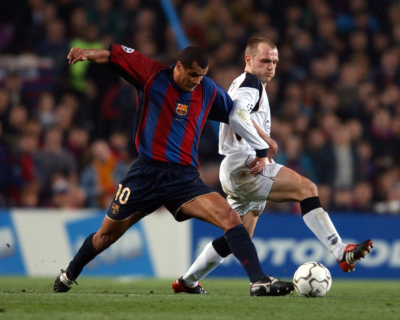 El brasileño Rivaldo ganó la Liga de España con Barcelona, pero más que eso fue galardonado con el premio del mejor jugador del mundo gracias a sus actuaciones con el equipo catalán.