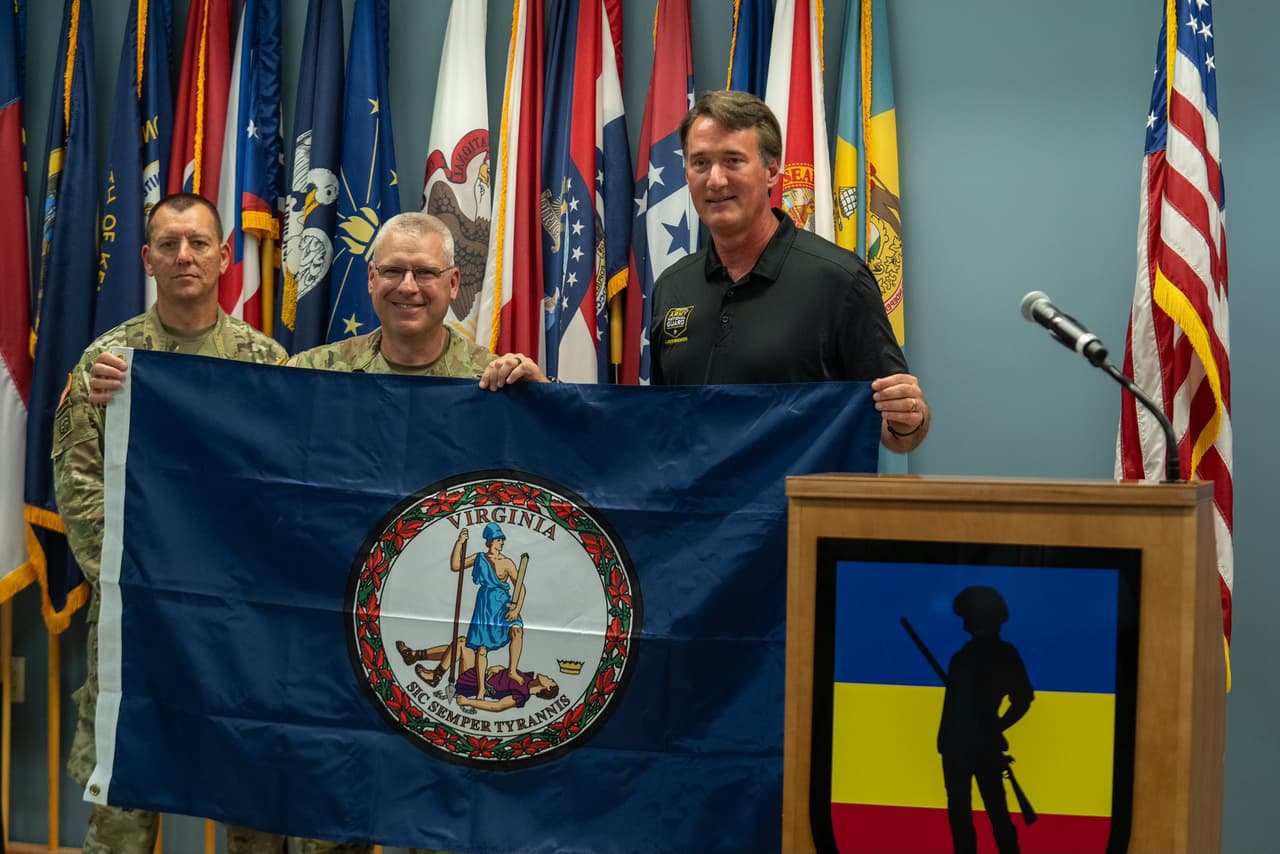 Glenn Youngkin, gobernador de Virginia, visitó este jueves tropas en Fort Barfoot, antes del 
<b><a href="https://www.univision.com/local/washington-dc-wfdc/virginia-maryland-guardia-nacional-frontera" target="_blank">envío de estas a la frontera sur, en el límite entre Texas y México</a></b>, por petición del republicano Greg Abbott.