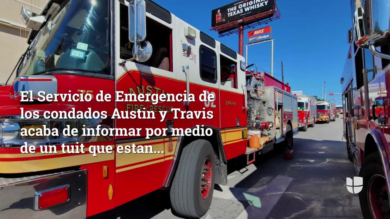 Rescatan sanos y salvos a dos trabajadores atrapados en un andamio en lo alto de un edificio