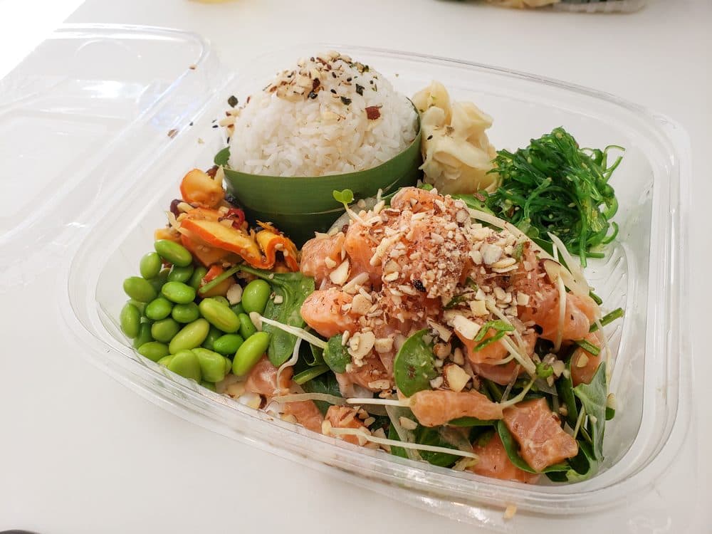 El segundo lugar del ranking es para
<b>Pisces Poke de Los Ángeles </b>y ellos son especialistas en ofrecer una variedad de comida japonesa y koreana. Uno de los platos del cual todos comentan es el Truffle Salmon.