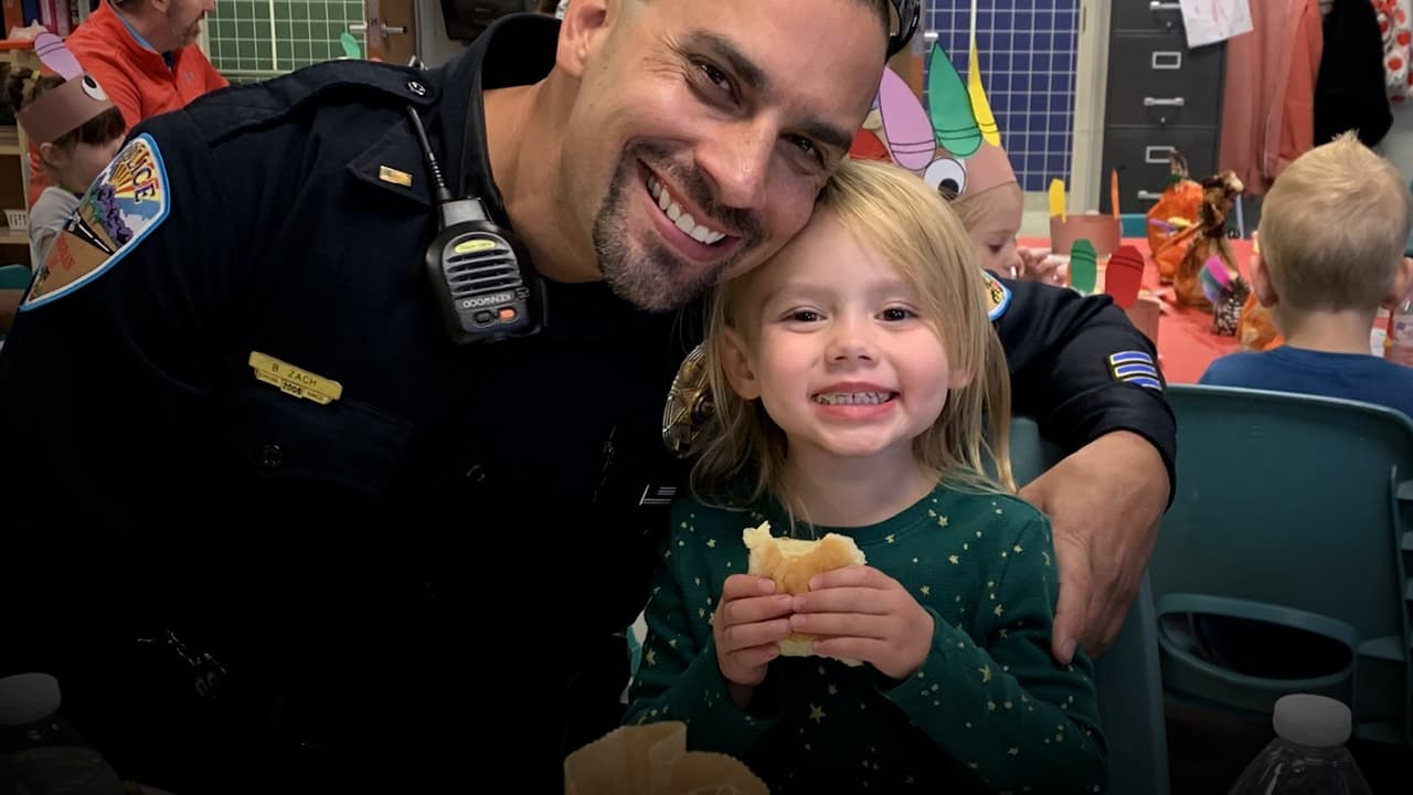 Policía adopta a niña que rescató tras denuncia de abuso infantil en Arizona