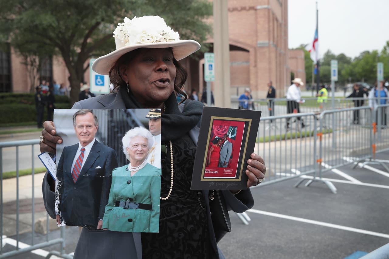 Lucy Orlando muestra una imagen de George y Barbara Bush en sus años en la Casa Blanca al salir de la iglesia Episcopal de San Martín. La ex primera dama falleció el 17 de abril de 2018 a los 92 años.