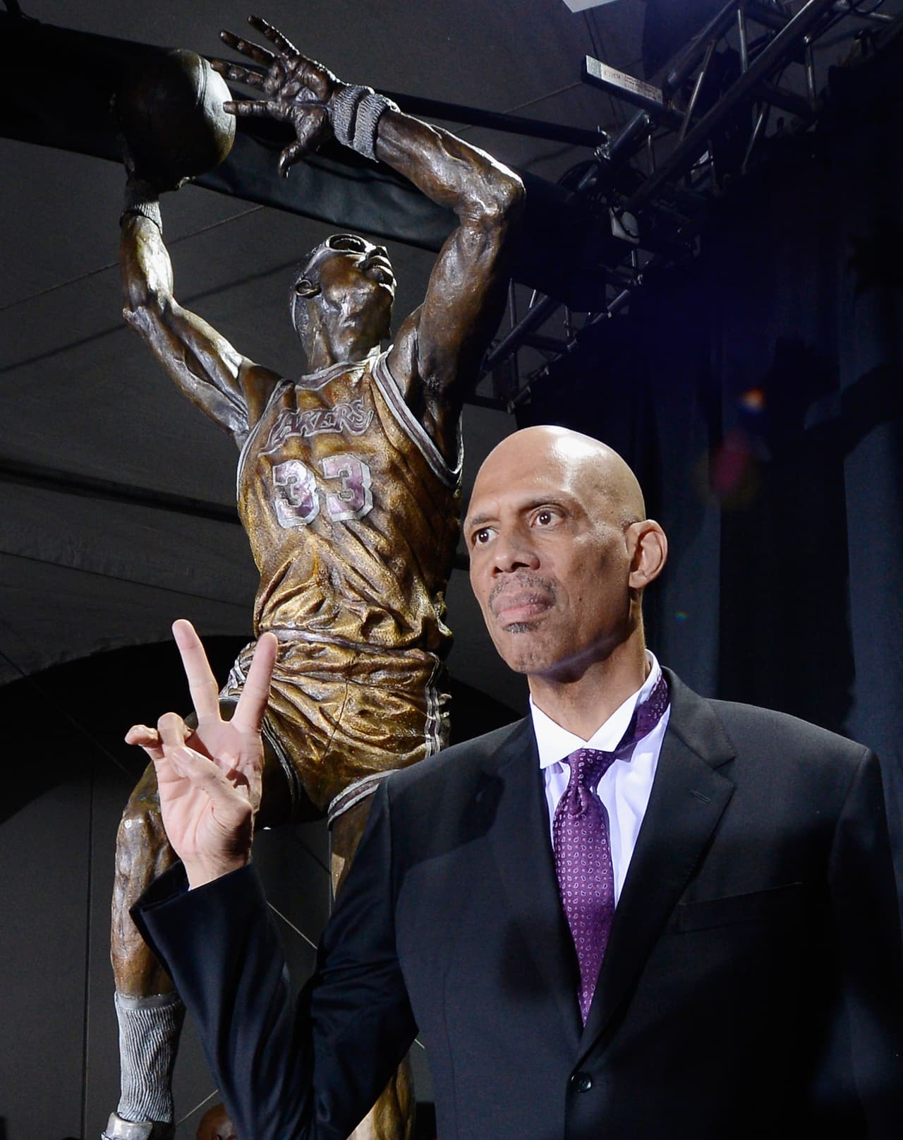 El exbasquetbolista Kareem Abdul-Jabar ha utilizado su columna en el Washington Post para criticar a Donald Trump y para reconocer que la candidata demócrata tiene “la visión de un mundo mejor”.
