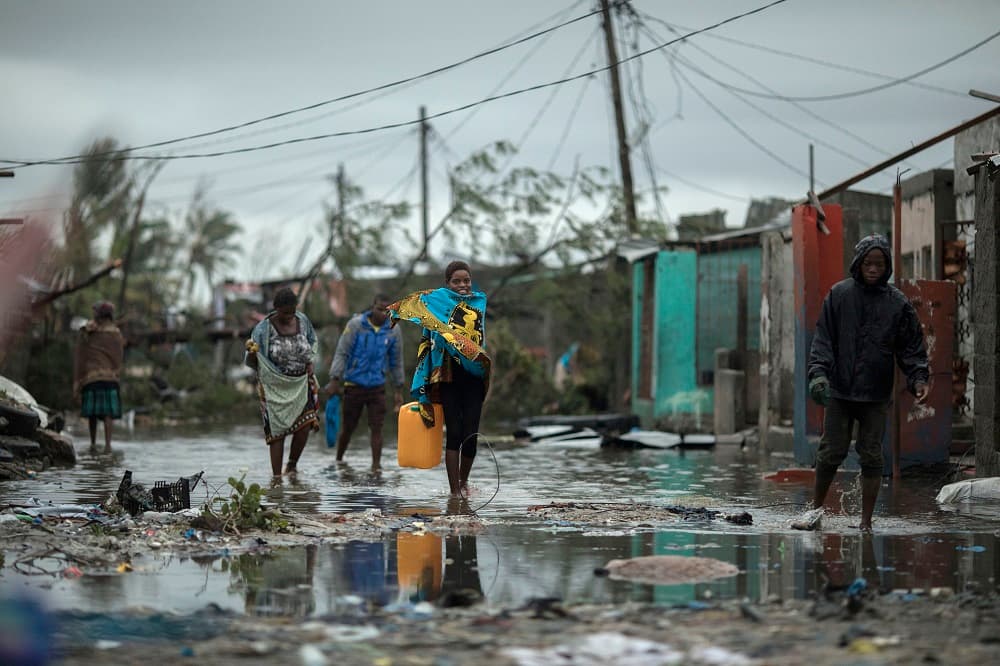 Personas vuelven a sus hogares luego del azote del ciclón en Praia Nova Village, uno de los barrios más afectados en Mozambique.