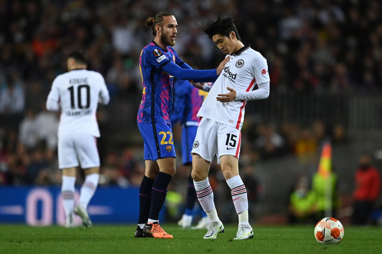 Contra todo pronóstico, el Eintracht Frankfurt se paró con mucha autoridad en el Camp Nou y eliminó a un muy tímido Barcelona que consumó un fracaso más en la temporada, una temporada en la que se irá en blanco.