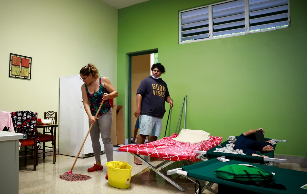 Familias completas tuvieron que dejar sus hogares debido al paso del huracán Fiona. Se estima que alrededor de 2,000 permanecen en refugios.