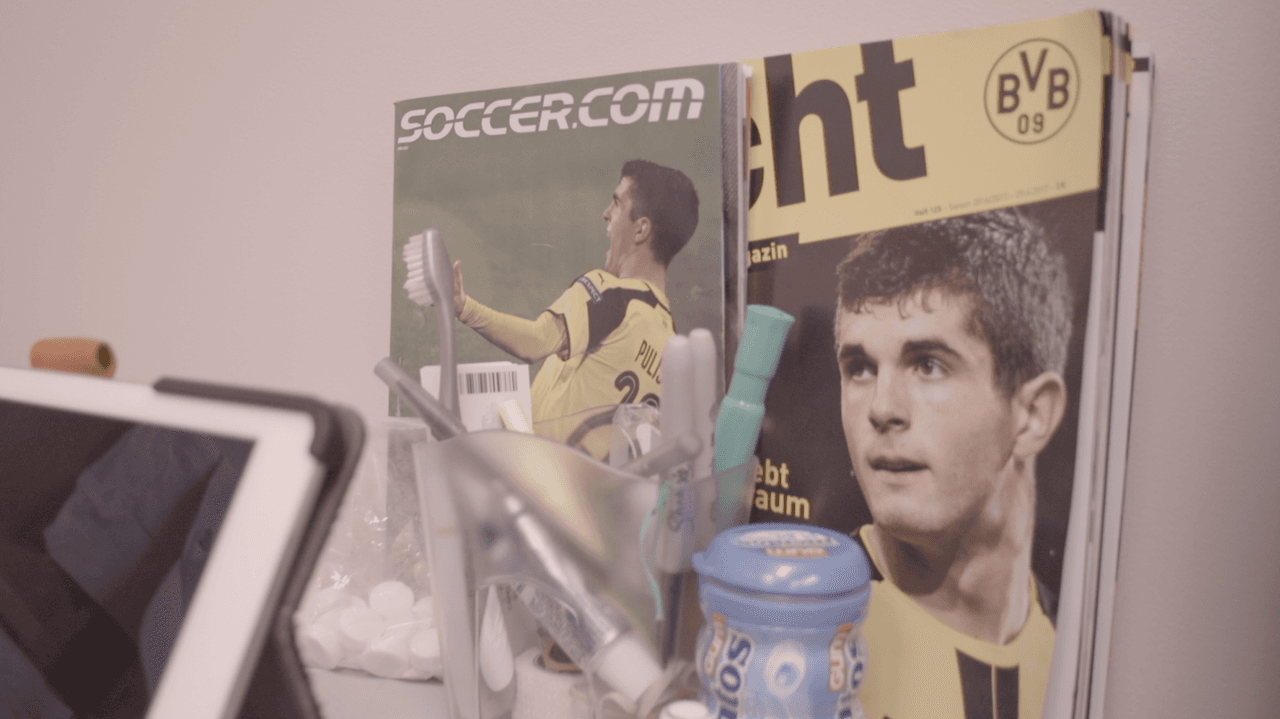 Detalle del escritorio de Mark. Junto a las fotos de su hijo, el detalle del cepillo de dientes.