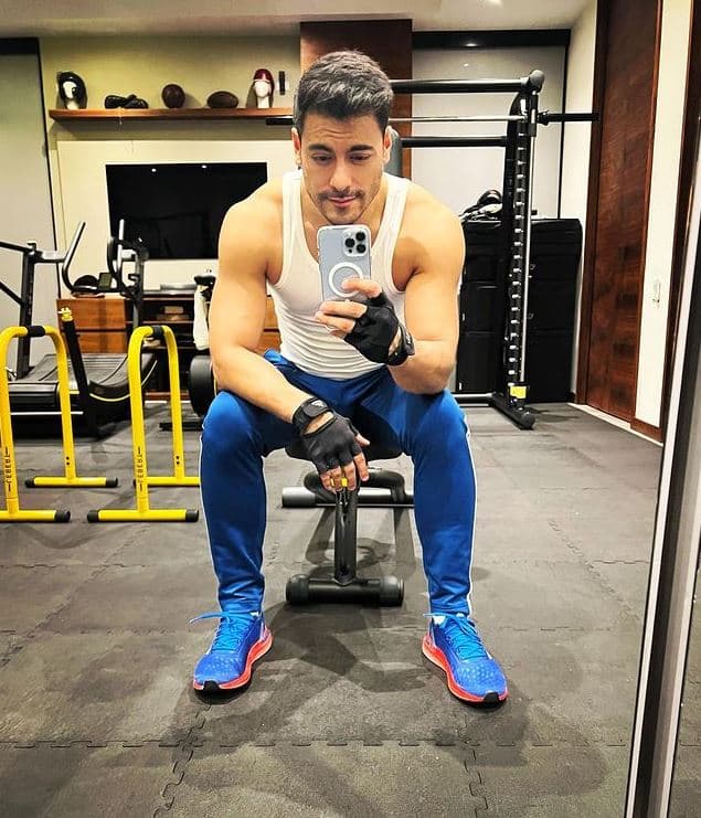 Las horas en el gimnasio tienen sus frutos y el cantante no duda en presumirlos de vez en cuando en redes sociales.