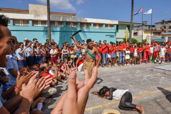 El hostigamiento a las "Damas de Blanco" por una turba oficialista cuando pretendían manifestarse en La Habana fue la nota discordante en la conmemoración del Día Internacional de los Derechos Humanos en América Latina. El grupo de mujeres disidentes se congregó hoy en un concurrido punto de la capital cubana precisamente para emprender una caminata con motivo de la jornada internacional, pero no pudo hacerlo debido al acoso de una multitud que las llamó "ratas inmundas", "gusanas" y "mercenarias", entre otros insultos. También otros grupos opositores cubanos fueron objeto del hostigamiento oficialista, como el caso de "Estado de SATS", un proyecto de discusión crítica que dirige Antonio González Rodiles y que este miércoles celebró en su casa una actividad para celebrar el aniversario de la Declaración Universal de los Derechos Humanos. A unos metros de la vivienda el oficialismo organizó actividades festivas y juegos con la asistencia de varias decenas de escolares, mientras sonaban en un altavoz canciones de Silvio Rodríguez. En unas declaraciones a Efe, González Rodiles lamentó que el Gobierno de Cuba entienda el Día de los Derechos Humanos como una jornada de "confrontación" y calificó de "realmente bajo" usar a los niños "para estas cosas.