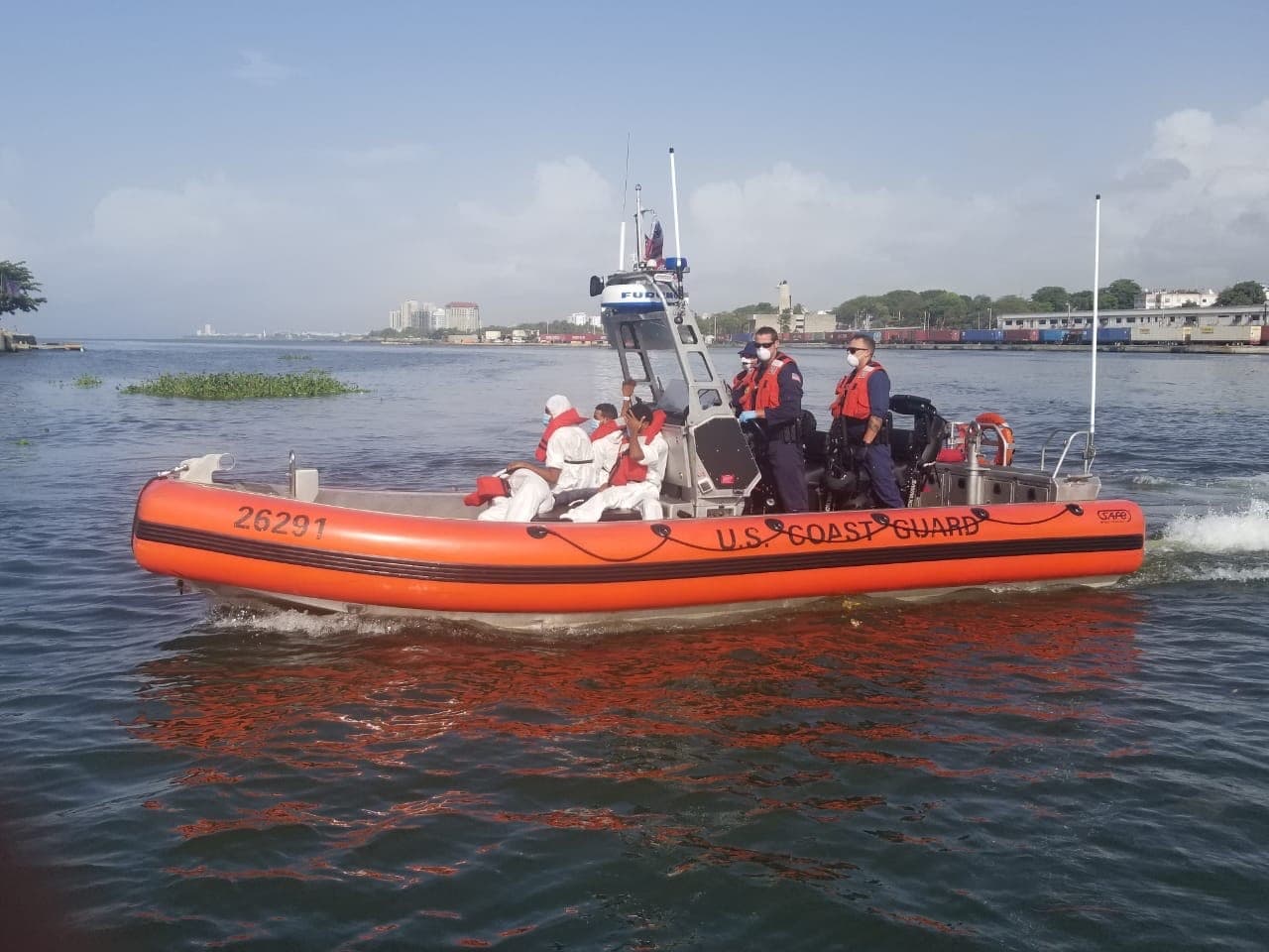 El segundo viaje ilegal fue interceptado el sábado por la mañana por dos unidades marítimas de las Fuerzas Unidas de Rápida Acción (FURA) de la Policía de Puerto Rico, a unas tres millas náuticas al noreste del faro en Rincón.