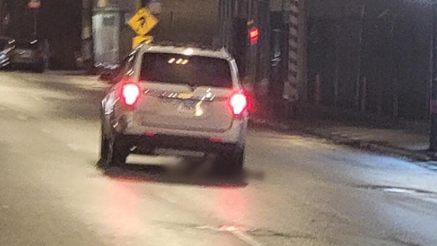 En la primera fotografía se podía percibir a una de las personas debajo del auto.