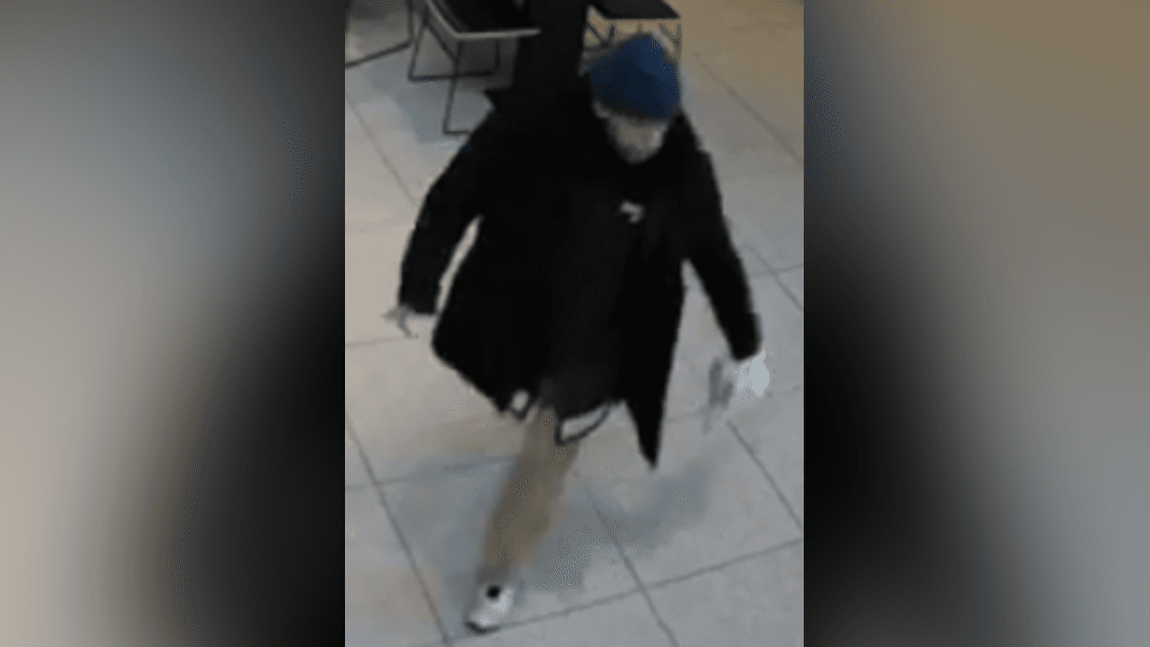 Imágenes del hombre identificado como la persona que estaba en el baño del McDonalds. La policía lo buscaba para interrogarlo sobre el incidente en el sanitario.