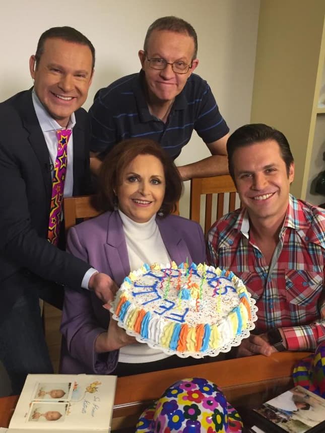 Asimismo, reconoció durante la transmisión en vivo, que en algunas épocas le reprochó a su madre el tiempo que no estuvo con él y sus hermanos, y reconoció 'que primero era porque ella quería ser mejor como persona pero también porque quería una mejor vida para ellos'.
<br>