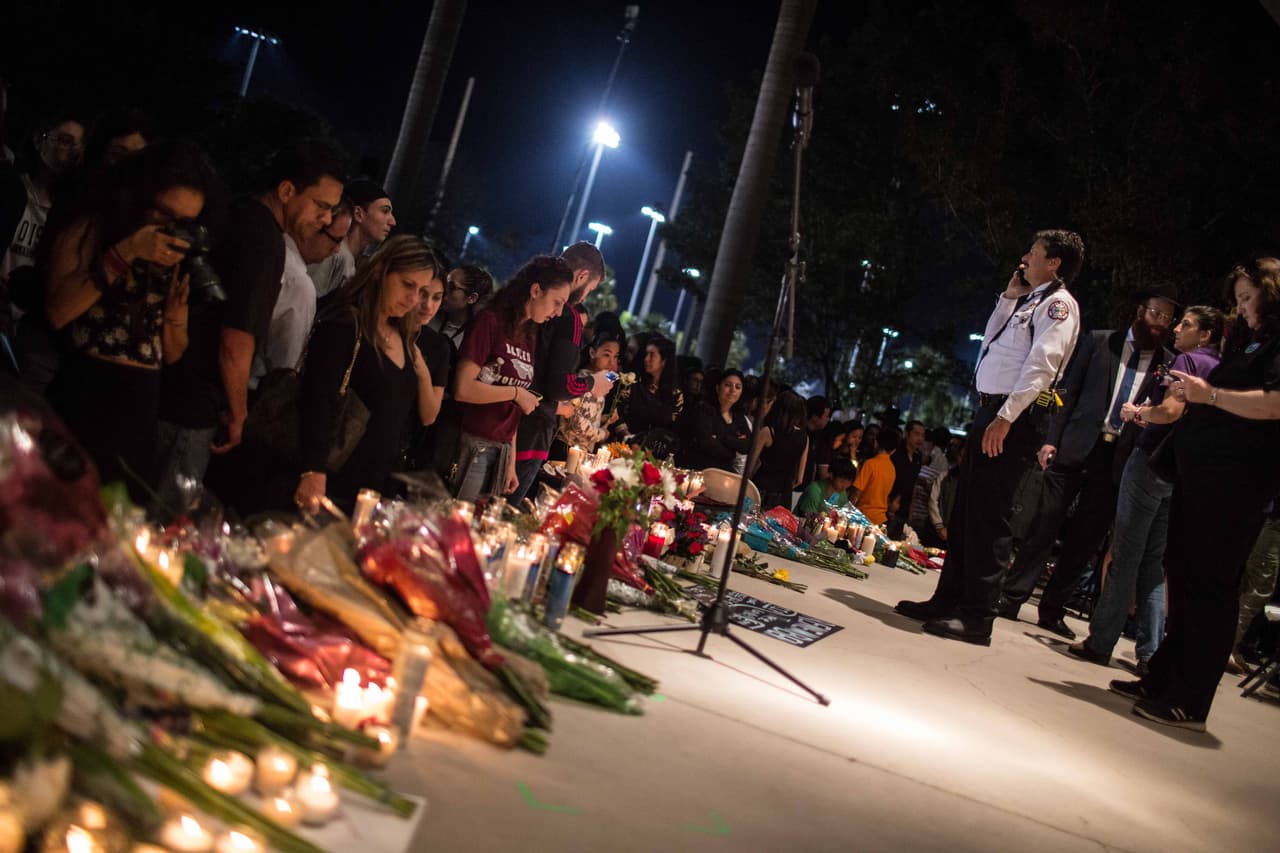 Los mensajes de autoridades y líderes comunitarios desde el escenario se combinaron con varios minutos de silencio iluminados por las velas y los últimos rayos de sol.