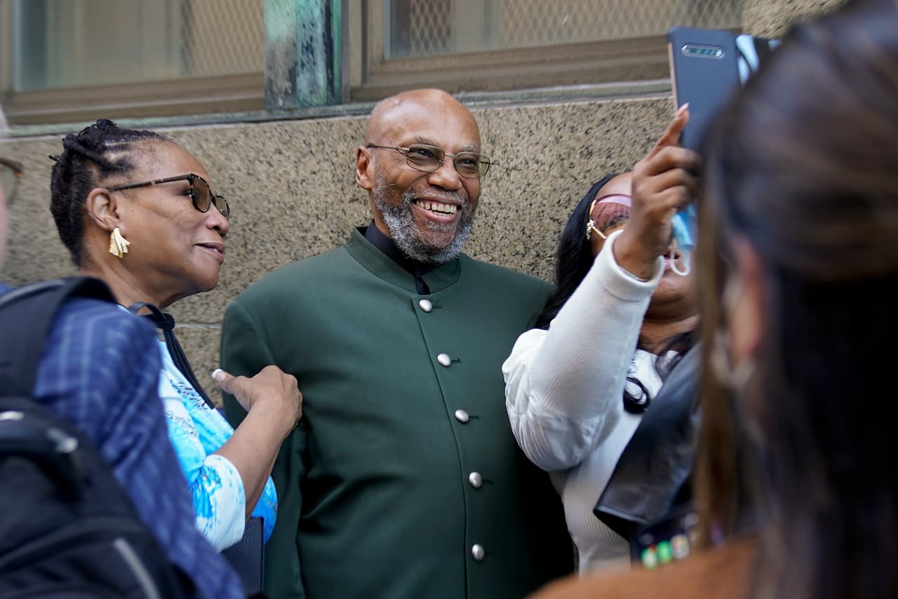 Muhammad Aziz posa ante las cámaras tras ser exonerado de la condena por el asesinato de Malcolm X.