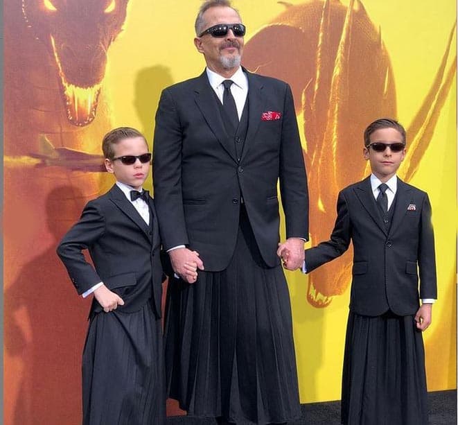 Enorme sorpresa causó 
<b>Miguel Bosé</b>, cuando llegó acompañado de sus hijos 
<b>Tadeo y Diego</b> con la misma vestimenta y actitud a la premier de la película de 'Godzilla: king of the monsters' en mayo de 2019.