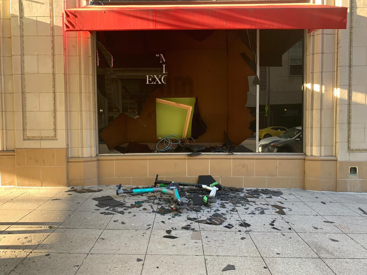 La mañana de este sábado así amanecían las calles del centro de Dallas.
<br>