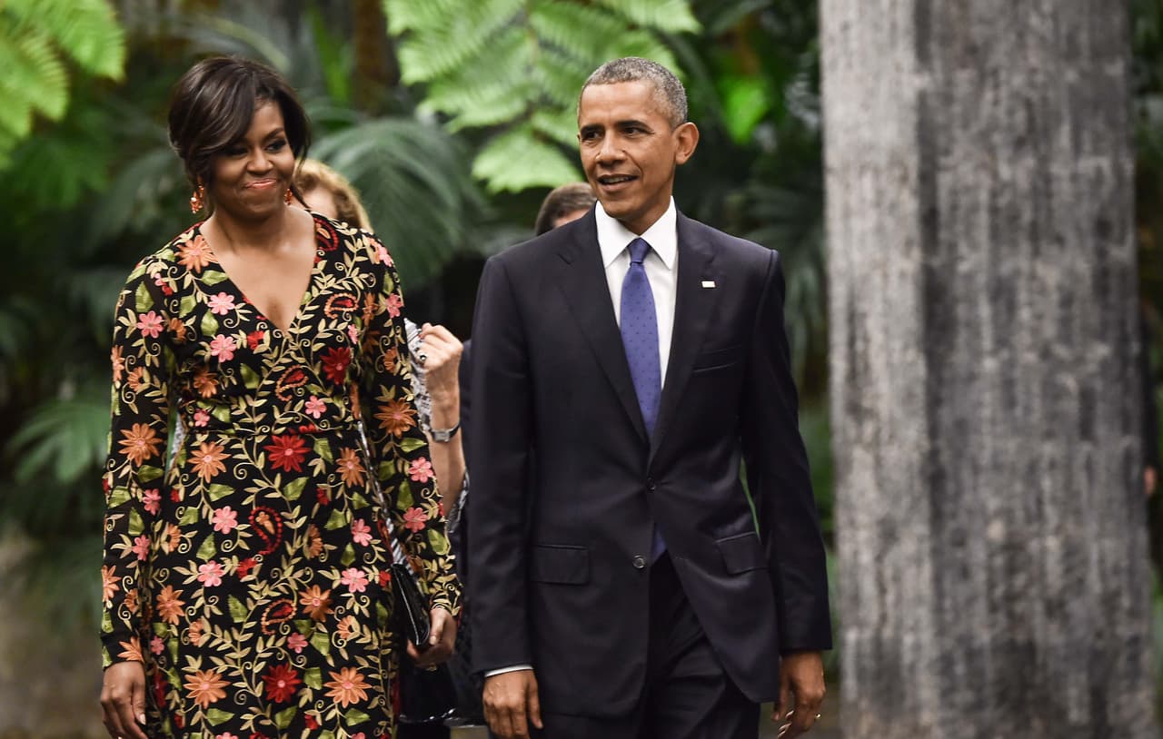 El histórico viaje de un Presidente de los Estados Unidos a Cuba ameritaba toda la gala posible. Para la cena de Estado ofrecida por Raúl Castro, Michelle Obama lució un suntuoso vestidos de bordados botánicos, que sin embargo, generó críticas por su alto valor.