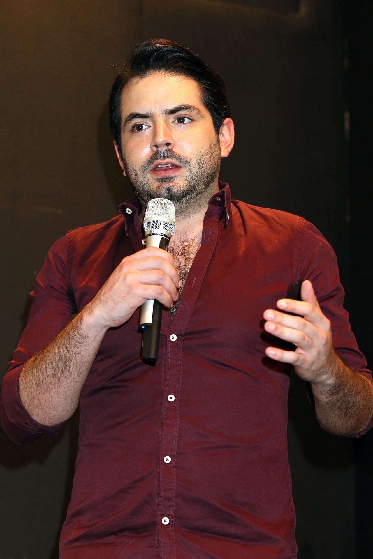 "Fuimos a mi recámara, pusimos música y tomamos unos traguitos coquetos. Mi mamá escuchó la música y las risas, me marcó de su cuarto al mío y según me hice el dormido, pero no me creyó", relató.