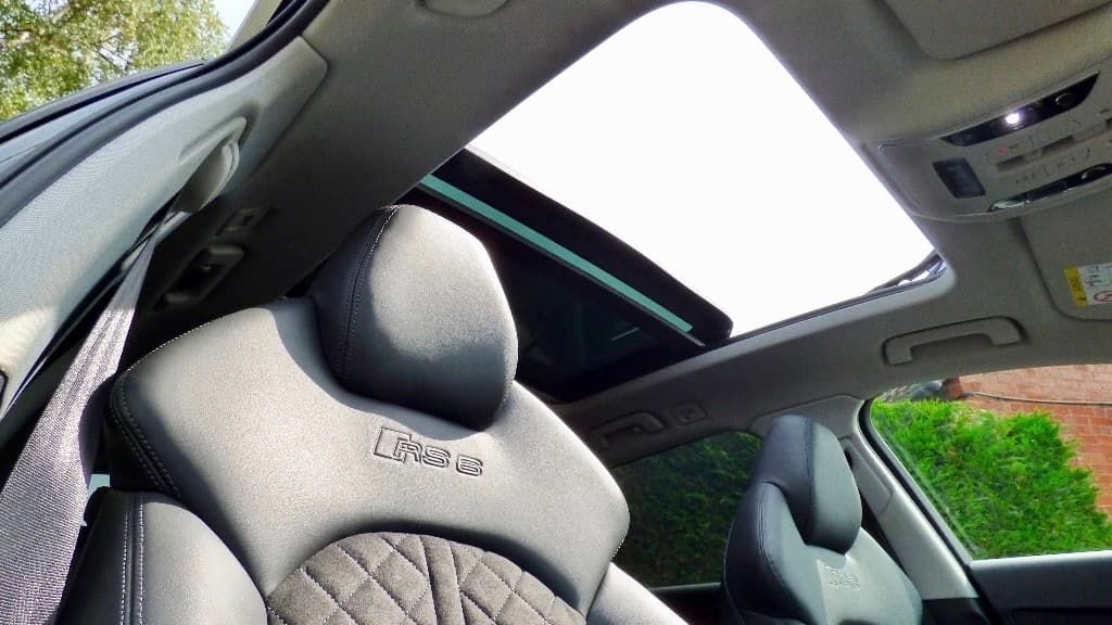 Entre las múltiples opciones elegidas por Harry para su Audi RS6 Avant se encuentra este 
<b>techo solar panorámico</b>.