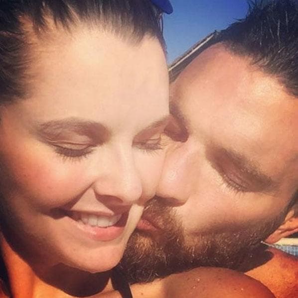 Después de todo lo ocurrido, es increíble pensar que Marjorie de Sousa y Julián Gil estuvieron tan enamorados que pensaban llegar al altar pero así fue. En febrero del 2017 los dos compartían imágenes donde aparecían abrazados o dándose cariñosos besos.