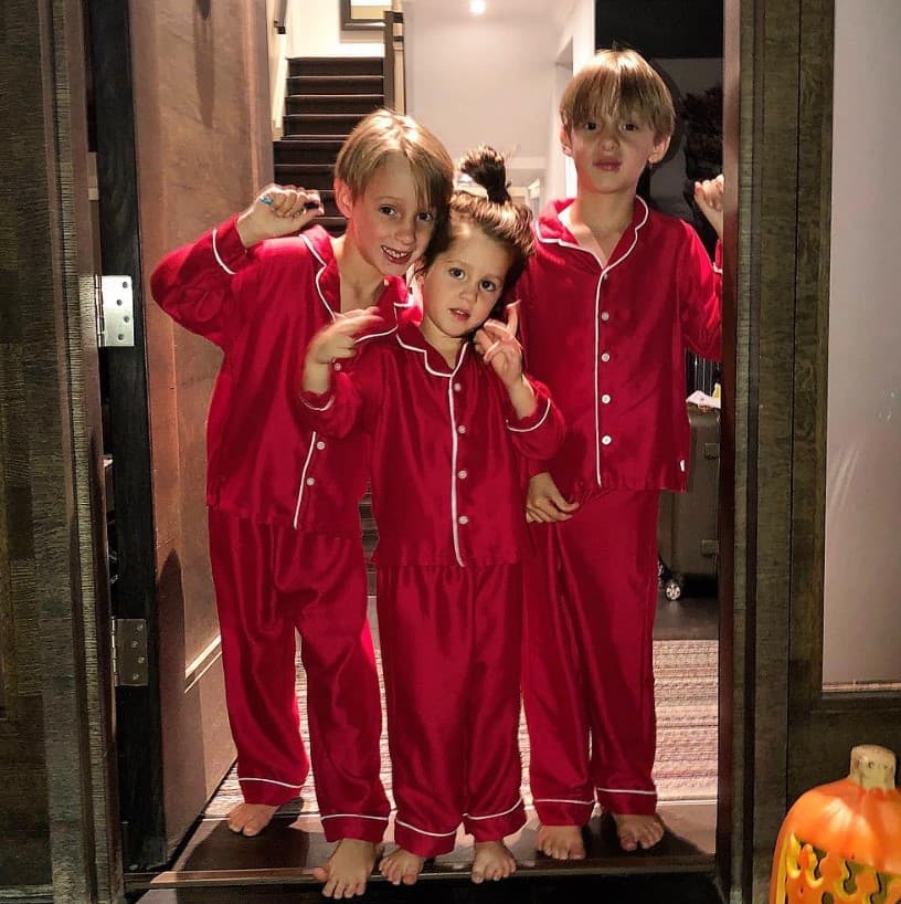 Por las fotografías en la cuenta de Instagram de su mamá, sabemos que
<b>Ivy, Brian y John</b> Mulroney no son nada tímidos. Hay que verlos debutar en su atuendo formal este sábado ante los 600 invitados a la capilla San Gorge. Otras miles de personas observarán la ceremonia desde los jardines y la periferia del castillo Windsor.