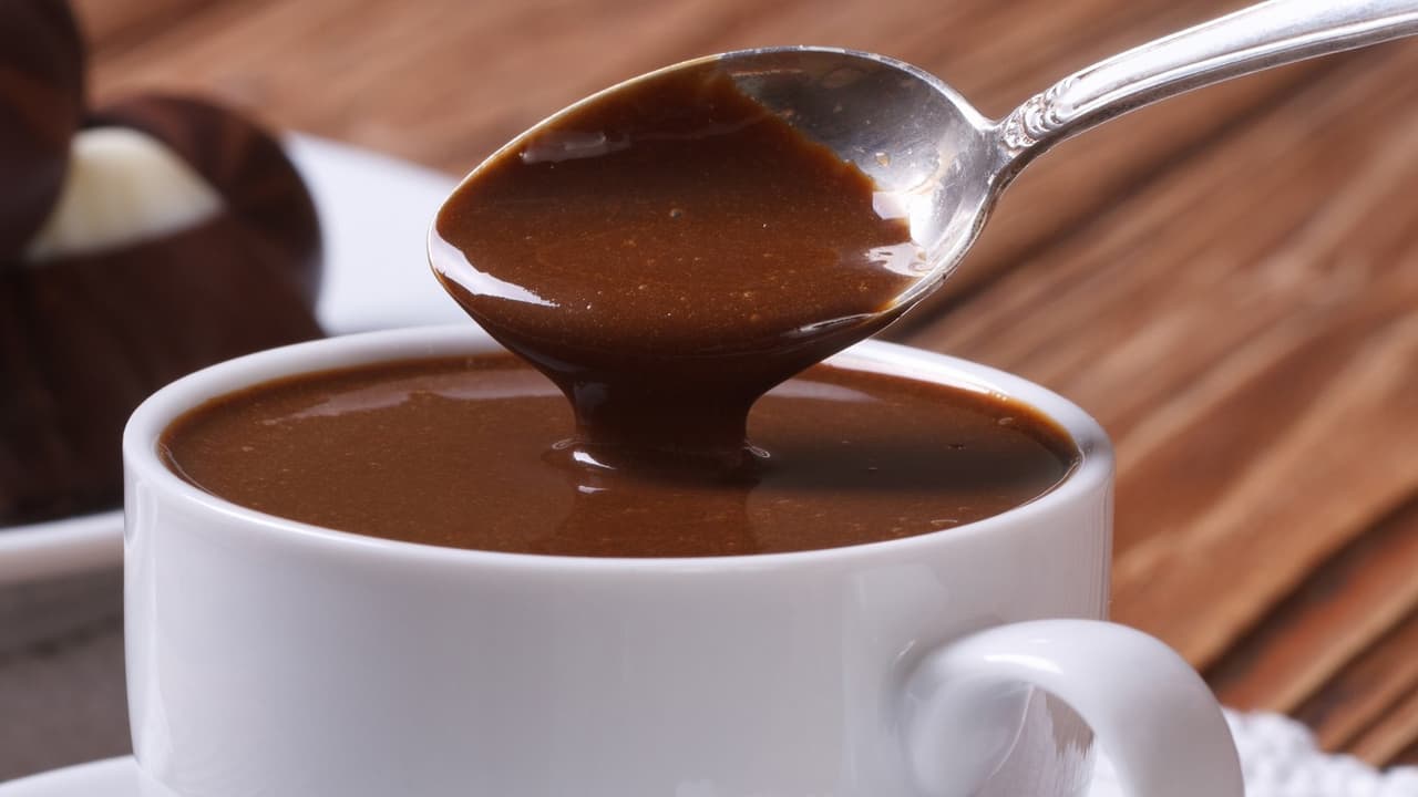 Chocolate quente BEM cremoso e fácil de fazer: veja receita perfeita para noites mais frias