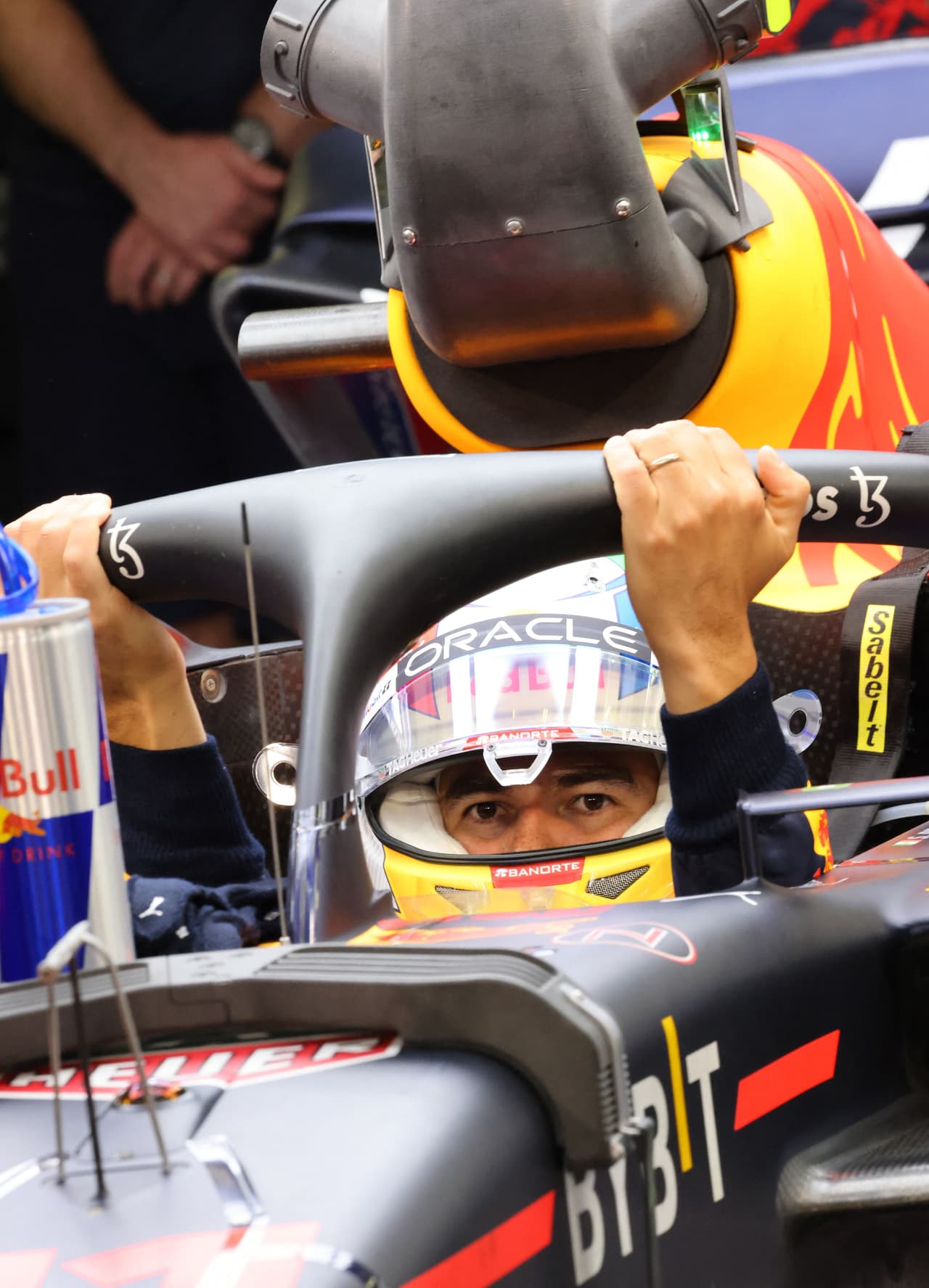 A 'Checo' Pérez no se le veía nada contento con lo que pasaba con su monoplaza.