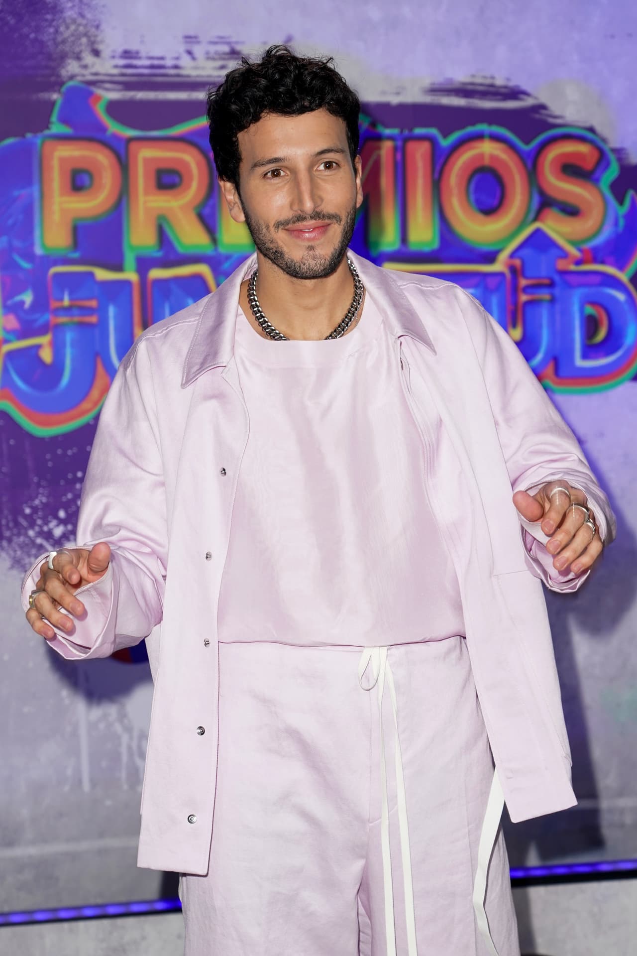 El colombiano eligió el blanco para su regreso como presentador.