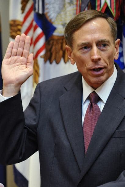 La renuncia llega cuando Petraeus debía enfrentar un duro interrogatorio a puertas cerradas en el Congreso la próxima semana sobre su respuesta a un ataque el 11 de septiembre en un consulado de Estados Unidos en Bengasi, en el que murieron el embajador estadounidense en Libia y otros tres estadounidenses.