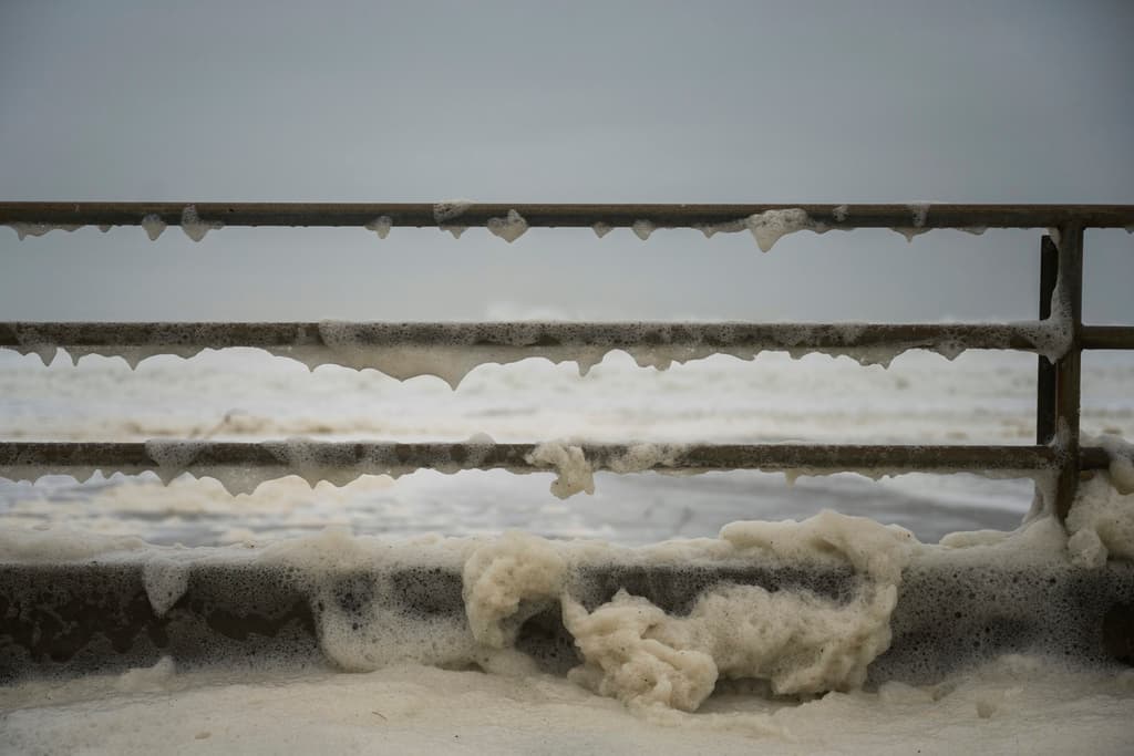 Y en Beach Drive, también en Aptos, la marejada fue tan gruesa, que el viento lanzaba su espuma en distintas direcciones.