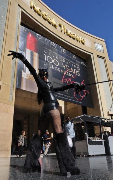 Una mujer disfrazada como la Gatúbela en las afueras del Kodak Theatre en Hollywood.