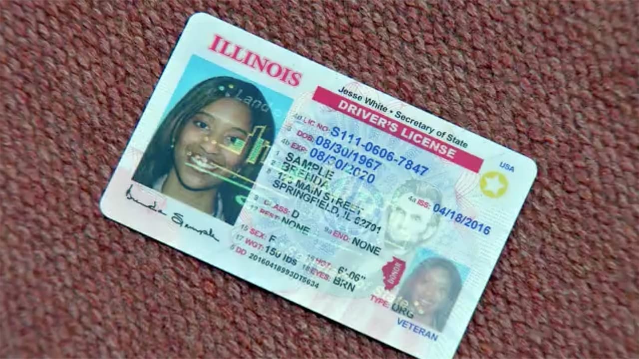 <h3 class="cms-H3-H3">PASO 2</h3>
<br>Deberás presentar una prueba de identidad, como un certificado de nacimiento, un pasaporte o una autorización de empleo. En algunos casos se pueden solicitar otras pruebas, por ejemplo si hay cambio de nombre por matrimonio. En 
<a href="https://www.univision.com/local/chicago-wgbo/documentos-real-id-illinois-fecha-limite-plazo" target="_blank">este artículo</a> puedes conocer a detalle los documentos que se necesitan.
