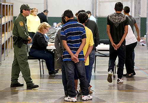 Informe: obtener asilo en EEUU depende cada vez más del juez de inmigración de turno