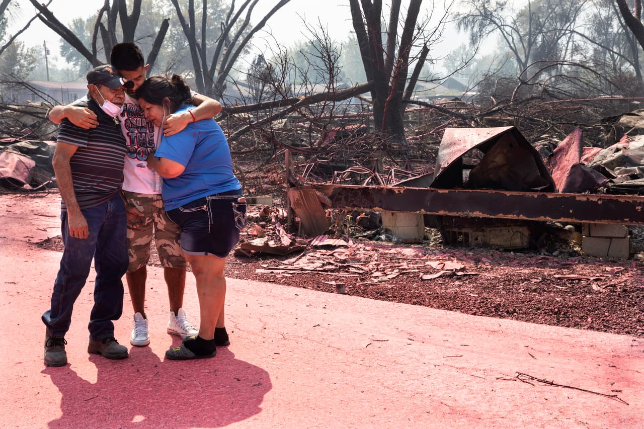 El alcalde de Medford, Gary Wheeler, dijo a 
<i><a href="https://www.oregonlive.com/pacific-northwest-news/2020/09/wildfire-cuts-swath-of-destruction-in-southern-oregon-phoenix-and-talent-pretty-well-devastated.html" target="_blank">The Oregonian</a></i>, que el fuego alcanzó el martes el borde sur de su ciudad, obligando a evacuar de emergencia a la totalidad de la población de Medford, de 85,000 habitantes. Dora Negrete, a la derecha, abraza a su marido Marcelino Rocha y su hijo Héctor Rocha, buscando consuelo luego de que un incendio destruyó su casa en Talent.