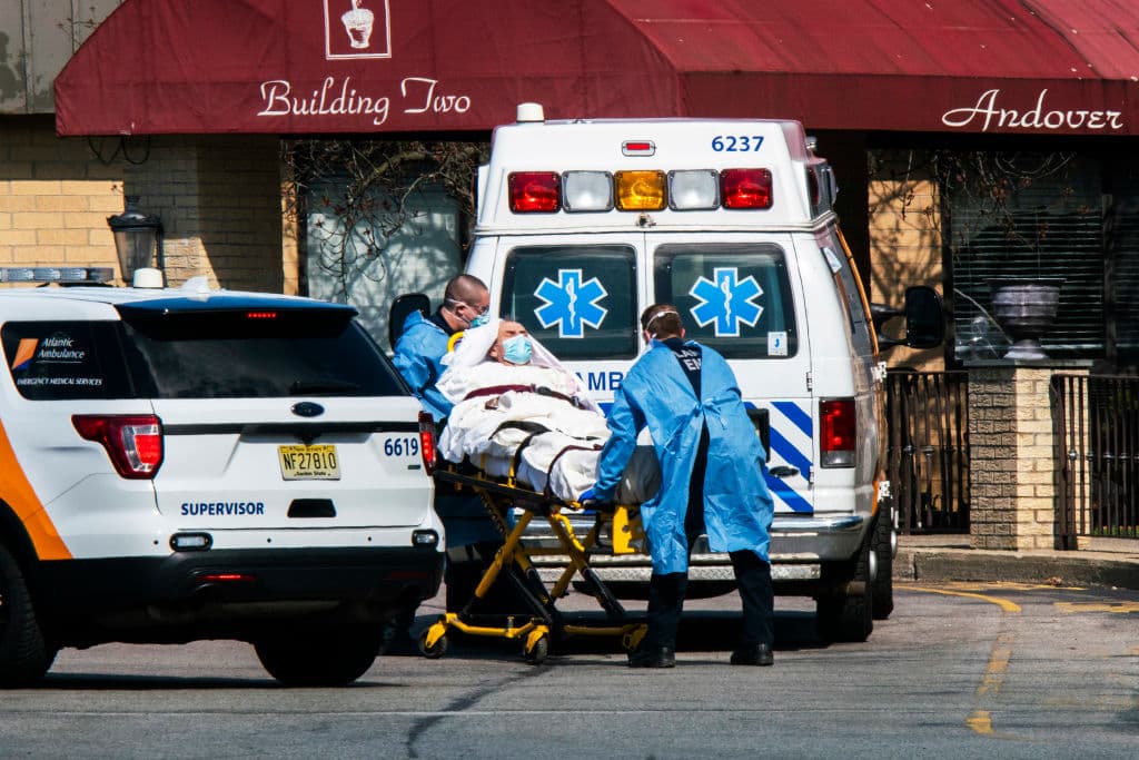 Una ambulancia trasladó al hombre a un Hospital para ser tratado, pero la portavoz de Jersey City, Kimberly Wallace-Scalcione, dijo que estaba en estado crítico.