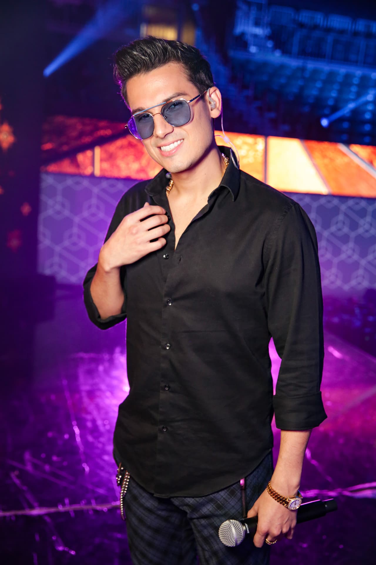 Pipe Bueno estuvo a tiempo para ensayar junto a Ángela Aguilar y Christian Nodal. Una camisa negra y pantalones oscuros con rombos fueron parte de su outfit.