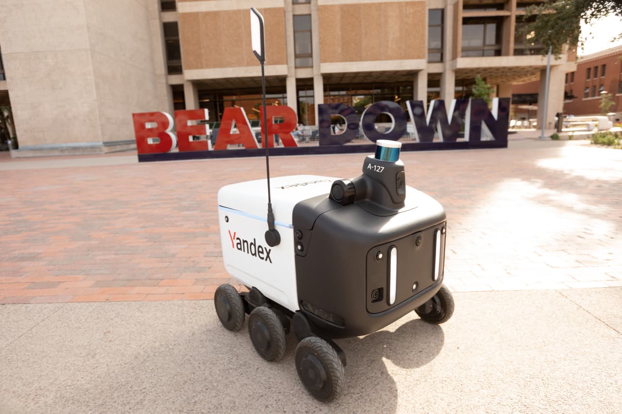 <h3 class="cms-H3-H3">¿Cómo obtiene la gente su pedido de comida?</h3>
<br>
<b>“El cliente que realizó el pedido recibirá un código </b>de recuperación único a través de la aplicación Grubhub que garantiza que su pedido se le entregue a él y a nadie más. Una vez que el móvil esté cerca de la persona que realizó el pedido, 
<b>la aplicación notificará a la persona y le proporcionará el código de acceso.</b> Todo lo que el cliente tiene que hacer es 
<b>escribir el código y tomar la comida</b> después de que el robot abra la tapa automáticamente”, se lee en un comunicado de prensa de UArizona.