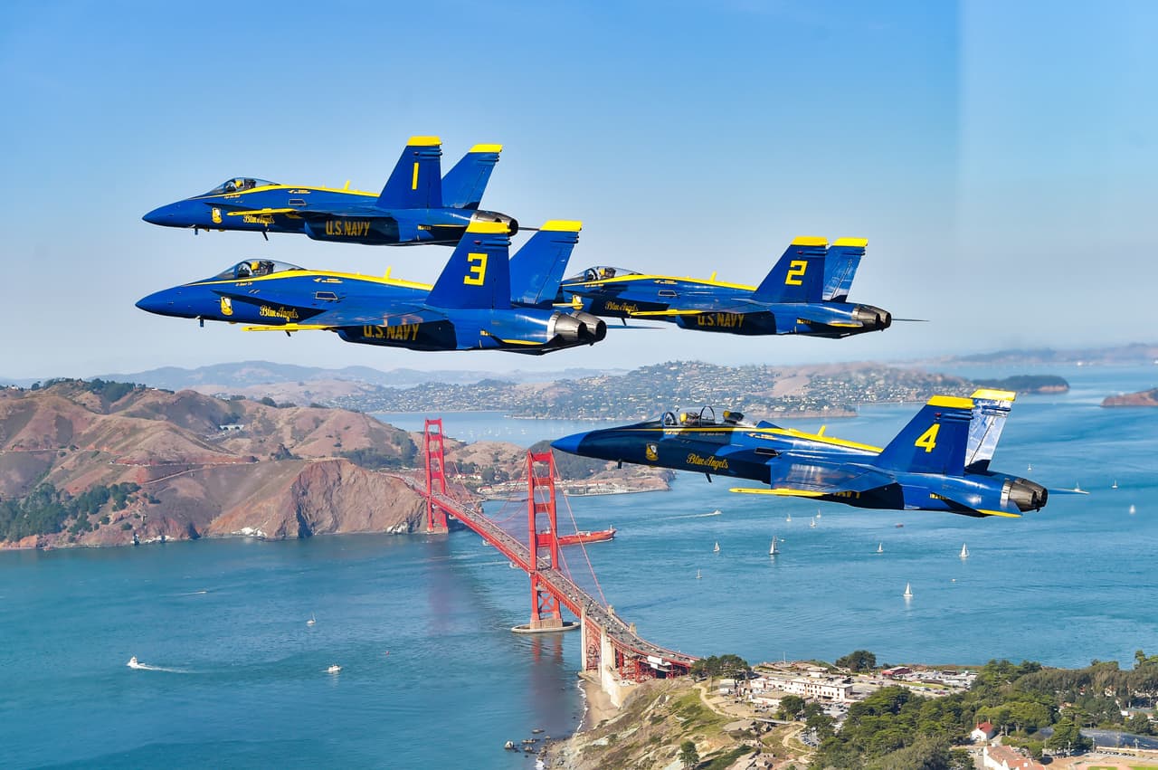 Los espectáculos que los aviones realizan cada año sobre la Bahía de San Francisco dejan impresionantes postales gracias a los majestuosos paisajes de la región. Entre las imágenes favoritas están las de los 'Ángeles azules' sobrevolando el histórico puente Golden Gate.