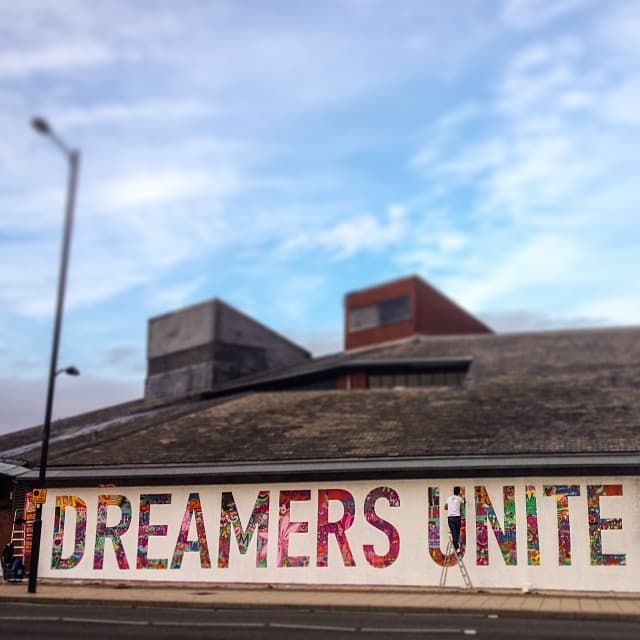 Parte de su objetivo es ofrecer buenas experiencias a la comunidad mientras desarrollan el proyecto, no sólo cuando esté acabado. Con 'Dreamers Unite' por ejemplo, colaboraron con alrededor de 200 voluntarios del barrio del Lightwaves Leisure Center de Reino Unido y crearon este mural que dotó de un nuevo valor a una anodina pared. Fue en octubre de 2013.
