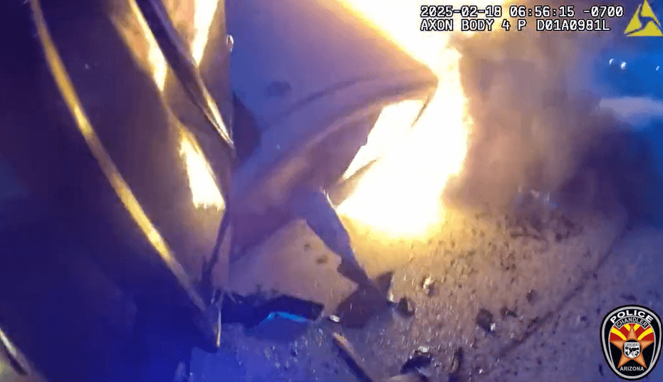 Una vez que la ventana quedó sin vidrios, 
<b>la persona en el interior de la camioneta blanca saca una de sus piernas</b> e intenta salir, pero no lo logra por sí sola, pues la camioneta se mueve y cae sobre sus cuatro ruedas.