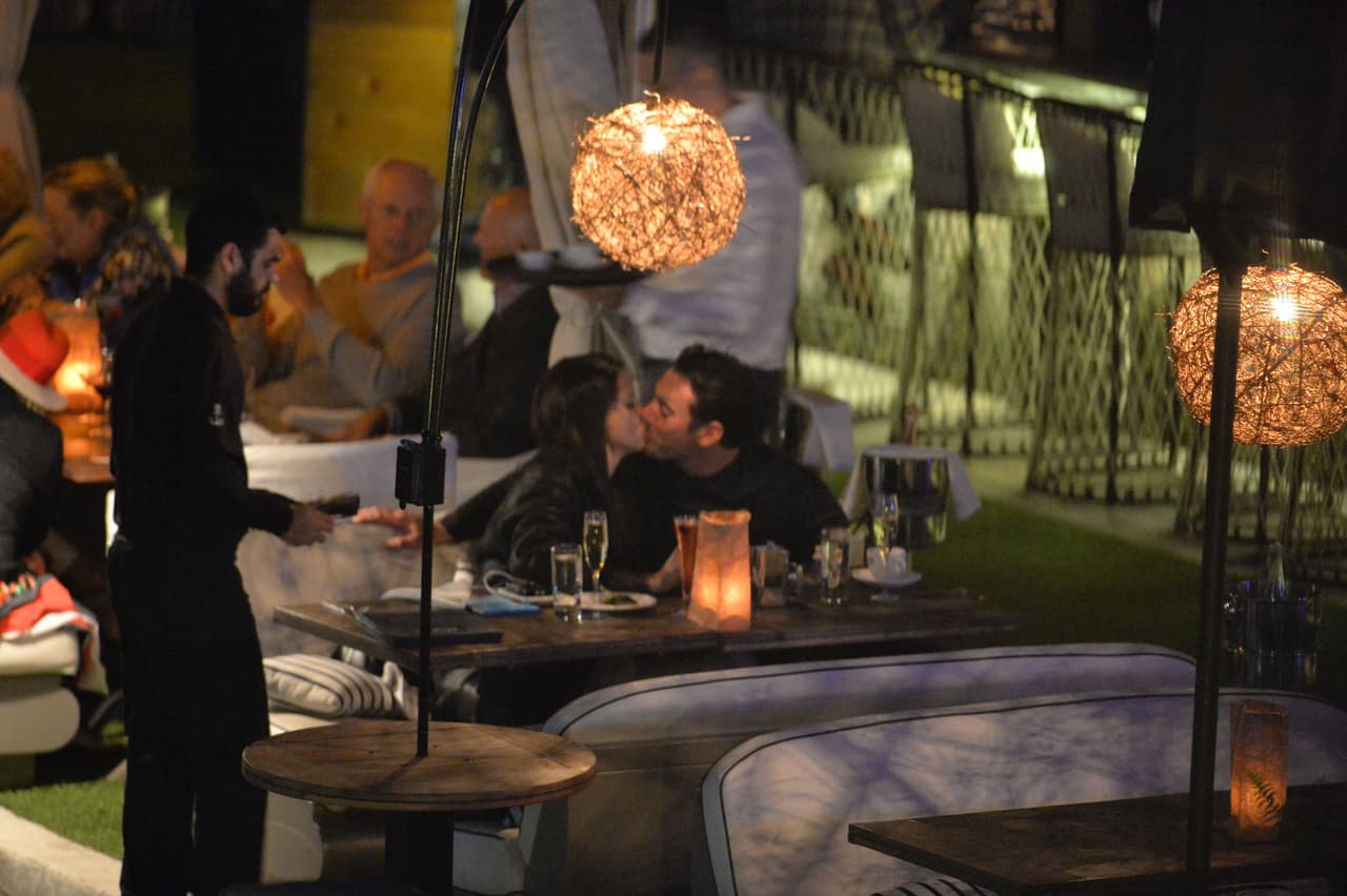 Adriana Lima rompió con el receptor de New England Patriots Julian Edelman hace sólo una semana. Sin embargo, se le vio besándose en un restaurante con el chico malo de los muchachos de Nueva York Mitch, Matt Harvey. Estas son las primeras fotos de la nueva pareja. La pareja llegó en yate y cenaron y tomaron champán por horas en el River Yacht Club el 15 de marzo de 2017, en Miami, Florida.