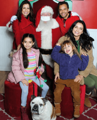 Kailani, la integrante más pequeña del clan mostró su ilusión por compartir un pequeño momento junto a Santa Claus.
<br>