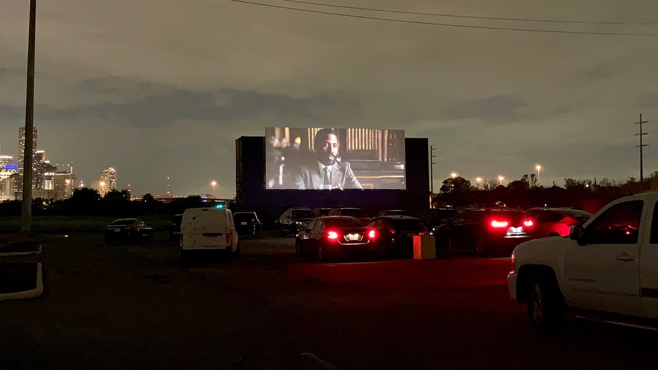 Moonstruck Drive-In Cinema está localizado en el área de East River al este del centro de Houston hacia el norte de Buffalo Bayou.