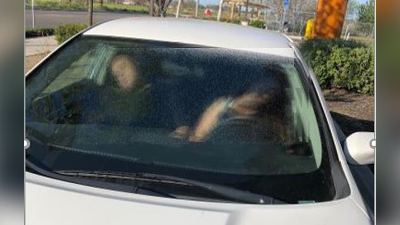 Oficiales arrestaron a dos personas presuntamente borrachos que se quedaron inconscientes adentro de un auto donde también estaba un niño de cuatro años afuera de un restaurante en Winters.