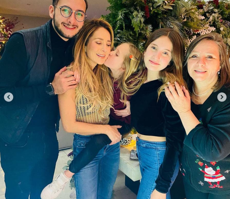 En medio de esto, Geraldine Bazán decidió adelantar la cena familiar navideña y el pasado fin de semana se reunió con sus hijas, su madre Rosalba Ortiz y su hermano Ángel Claude. 
<br>