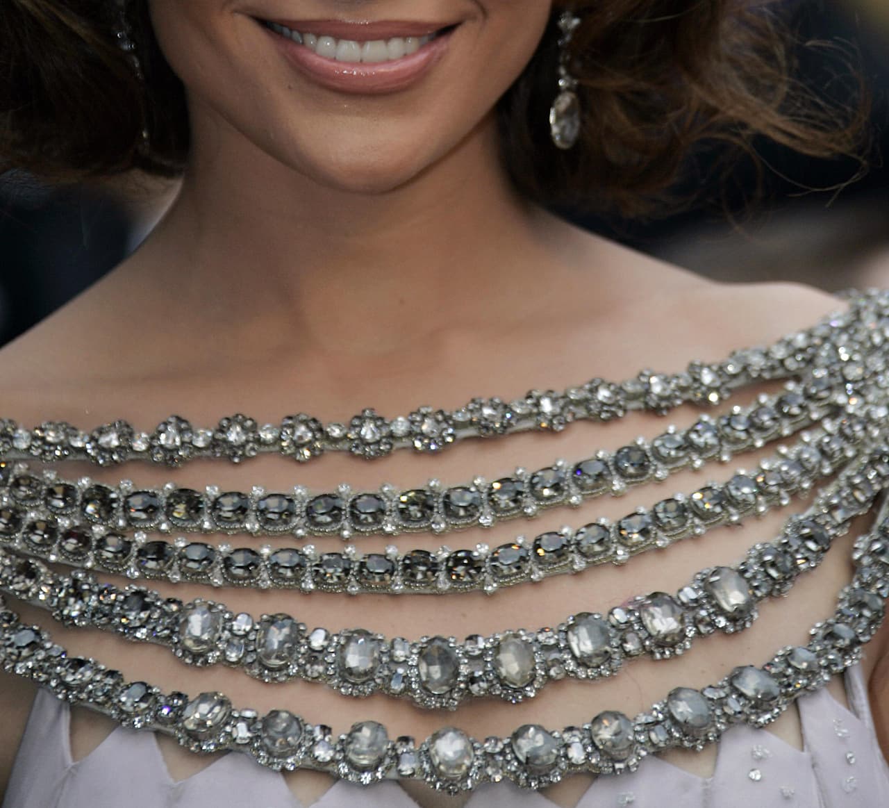 El escote del vestido estaba confeccionado con pedrería.