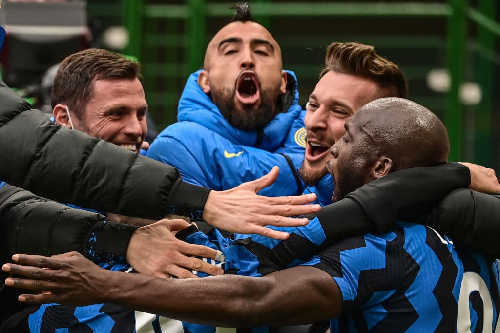 Lautaro Martínez (5’, 57’) salió ‘encendido’ y marcó los primeros dos tantos. Romelu Lukaku (66’) puso la cereza del pastel y anotó el tercero para los visitantes. En sus siguientes compromisos, Milan se medirá a Estrella Roja en la vuelta de dieciseisavos de Final de la Europa League a media semana; Inter recibirá al Genoa en la Serie A.